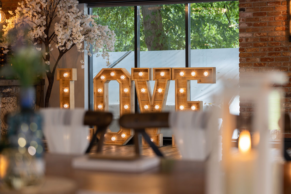 lichtletters-en-decoratie-voor-je-bruiloft