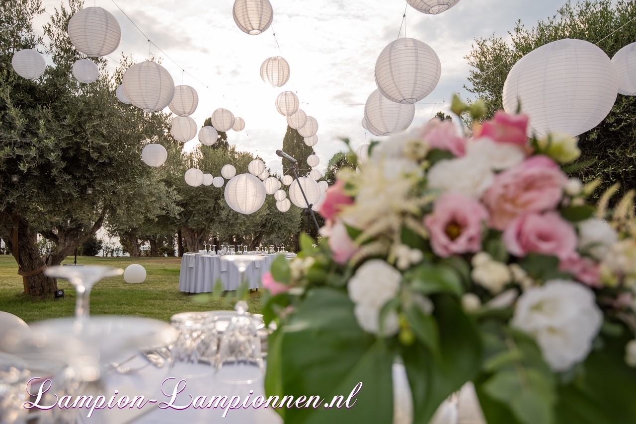 Bruiloft in Italie met mooie witte lampionnen buiten in tuin Italian Wedding