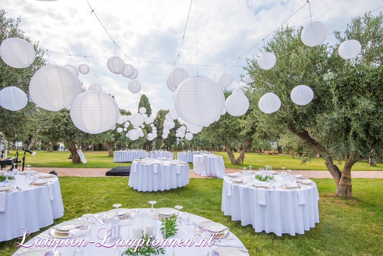 bruiloft in Italie witte nylon lampionnen decoratie in tuin huwelijk