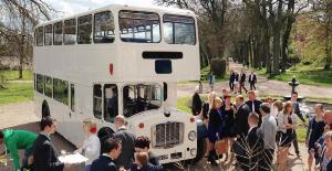 06_123_trouwauto_bus-bruiloft